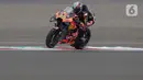 Pembalap Red Bull KTM Factory Racing, Brad Binder saat sesi kualifikasi MotoGP di Pertamina Mandalika International Street Sirkuit, Nusa Tenggara Barat, Sabtu (22/3/2022). (Liputan6.com/Helmi Fithriansyah)