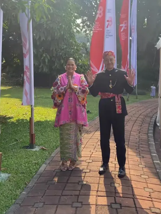 Anyang hadir sebagai MC mengenakan kebaya warna pink dan dipadukan outer bordiran bunga yang cantik. [Instagram/okkydatanglagi]