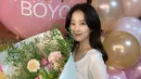 Pamer senyum tipis ke kamera, pesona artis Korea Selatan yang awali karier tahun 2006 ini bikin pangling. Tampil tanpa poni depan, Park Bo Young terlihat lebih dewasa, padahal faktanya usianya memang sudah dewasa yakni berusia 32 tahun. Wajah awet mudanya ini sering dipuji warganet bahkan masih cocok perankan karakter gadis SMA dalam film On Your Wedding Day tahun 2018 lalu. (Liputan6.com/IG/@boyoung0212_official)