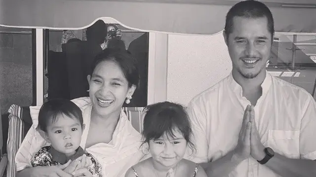 Jarang Tersorot, Ini 7 Potret Hangat Keluarga Kecil Happy Salma