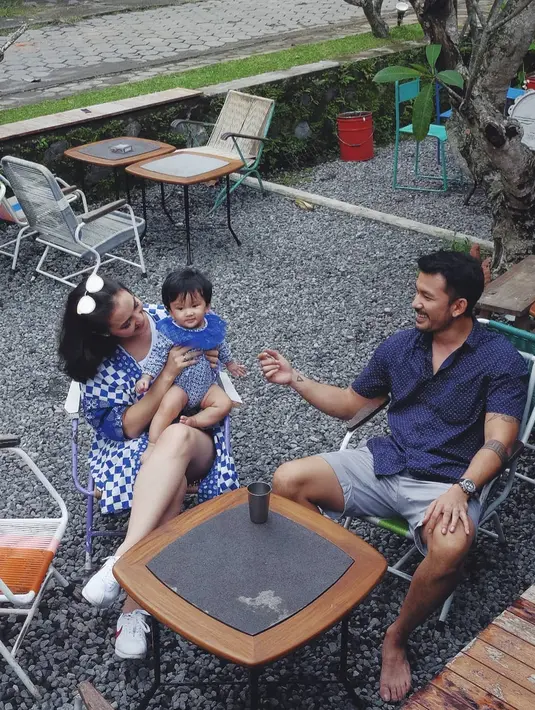 Ternyata bukan sebagai profesi baru, namun keluarga kecil ini terlihat sedang berada di Yogyakarta untuk menikmati waktu berliburnya. Ia pun menyertakan tulisan yang menandakan rasa sayangnya. (Instagram/riodewanto)