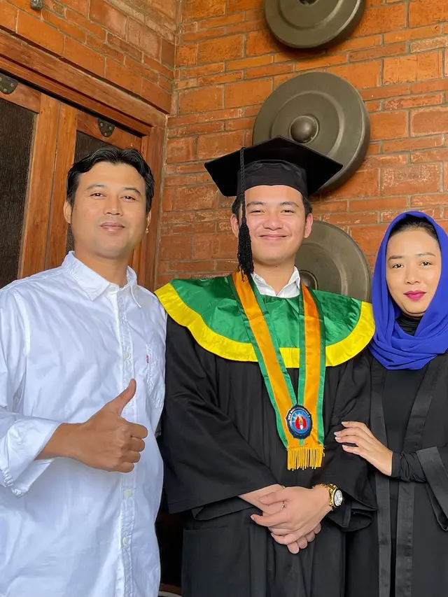 Potret 6 Artis Dampingi Anak Wisuda Kelulusan, Enggak Kalah Menawan