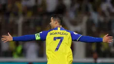 Selebrasi pemain Al Nassr, Cristiano Ronaldo setelah menjebol gawang Al Wehda dalam pertandingan lanjutan pekan ke-16 Liga Arab Saudi 2022/2023 yang berlangsung di King Abdulaziz Sports City Stadium, Jumat (10/2/2023) WIB. Ronaldo mencetak quattrick saat Al Nassr mengalahkan Al Wehda dengan skor telak 4-0. (AFP)