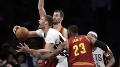 Pemain Brooklyn Nets, Brook Lopez (kiri) berusaha keluar dari kawalan para pemain Cleveland Cavaliers pada laga NBA basketball game di Barclays Center, (6/1/2017). Cavs menang 116-108. (AP/Frank Franklin II)