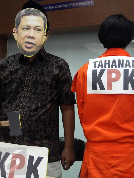 ICW menggelar aksi teatrikal sekaligus konferensi pers terkait hak angket KPK di Jakarta, Rabu (3/5). Hal itu dilakukan karena Wakil Ketua DPR, Fahri Hamzah dianggap menghalangi kasus e-KTP lewat persetujuan angket KPK. (Liputan6.com/Johan Tallo)
