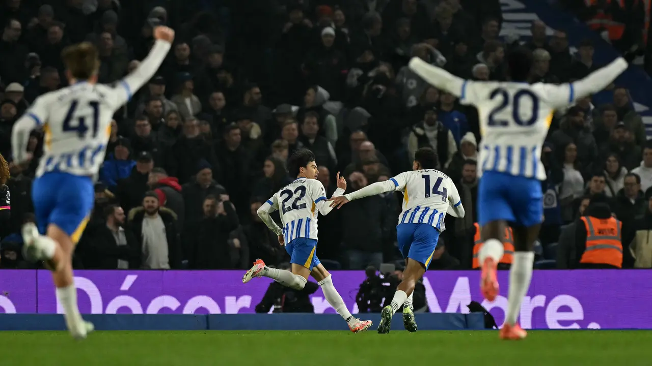 Kaoru Mitoma mencetak gol ke gawang Chelsea di ajang Liga Inggris