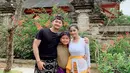 Liburannya kali ini ia mengajak suami dan anaknya. Tak lupa ia pun juga berpenampilan layaknya masyarakat Bali. DP mengenakan kebaya putih, lalu suami dan anaknya mengenakan udeng. (Liputan6.com/IG/@dewiperssikreal)