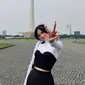 Selebgram dan Penyanyi Tamara Dai saat berpose di depan Monas setelah diumumkan sebagai perwakilan Indonesia di Paris Fashion Week 2023 bersama Ariel Tatum. (Foto: Instagram/tamaradai)