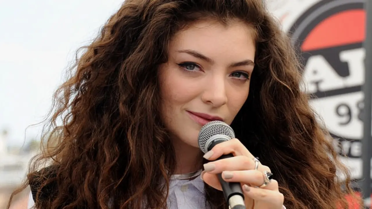 lorde-131220b.jpg