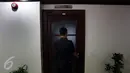 Pengamanan Dalam (Pamdal) Gedung Parlemen mengecek ruang kerja Wakil Ketua DPD RI, Jakarta, Rabu (5/4). Ruangan kerja Wakil Ketua DPD yang sebelumnya ditempati GKR Hemas dan Farouk Muhammad didapati dalam keadaan terkunci. (Liputan6.com/Johan Tallo)
