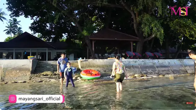 6 Potret Tampak Depan Vila Keluarga Mayangsari di Pulau Pribadi, Menghadap Pantai