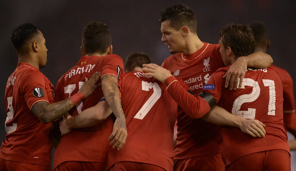 Para pemain Liverpool merayakan gol yang dicetak James Milner ke gawang Bordeaux pada laga Liga Europa di Stadion Anfield, Inggris, Kamis (26/11/2015). (AFP Photo/Oli Scarff)