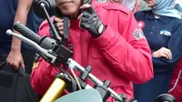 Presiden Joko Widodo (Jokowi) mengecek harga bahan kebutuhan pokok di Pasar Anyar, Tangerang, Minggu (4/11). Jokowi datang mengendarai motor dan mengenakan helm barunya yang dibeli di Indonesia Motorcycle Show 2018. (Liputan6.com/HO/Biro Pers Setpres)