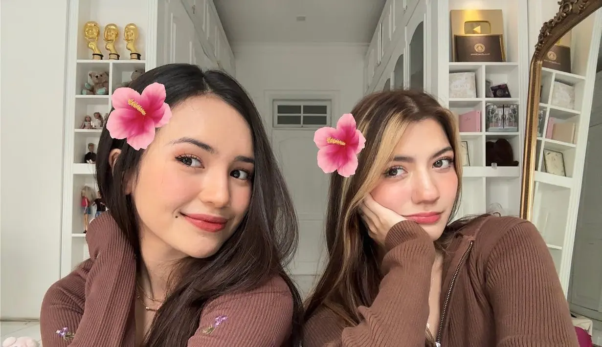 Kali ini keduanya yang berparas bule terlihat cantik luar biasa dalam balutan outfit kembar. Melakukan selfie dengan filter bunga di kepala, Beby dan Cassandra tampil mengenakan jaket hoodie berwarna cokelat yang sama. [Foto: Instagram/bebytsabina]