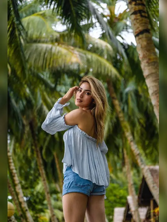 Jessica Iskandar tampil cantik dengan mengenakan baju model sabrina yang dipadu dengan hot pants. Dengan rambutnya yang berwarna blonde, penampilan Jedar seakan semakin sempurna. (Foto: instagram.com/inijedar)