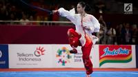 Atlet wushu Indonesia, Lindswell Kwok saat beraksi pada nomor Taijijian Putri Wushu Asian Games 2018 di JIExpo Kemayoran, Jakarta, Senin (20/8). Lindswell menyumbang emas kedua untuk Indonesia. (Bola.com/Vitalis Yogi Trisna)
