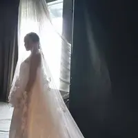 Angel Pieters tampil elegan dengan gaun putih slik off shoulder dari desainer Monica Ivena. (@bubahalfian)