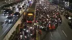 Ratusan motor berebut masuk jalur Transjakarta di sebagian ruas Jalan Gatot Subroto depan Gedung MPR/DPR/DPD RI, Jakarta, Kamis (19/9/2019). Sebagian ruas Jalan Gatot Subroto depan Gedung Parlemen ditutup karena ada aksi mahasiswa menolak revisi RKUHP-UU KPK. (Liputan6.com/Helmi Fithriansyah)