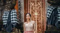 Anya terlihat anggun dalam balutan kebaya Bali berwarna cream. Kebaya tersebut ia padukan bersama obi berwarna pink salmon. Sementara untuk bawahan, Anya memilih kain songket berwarna hitam-emas. [@anyageraldine]