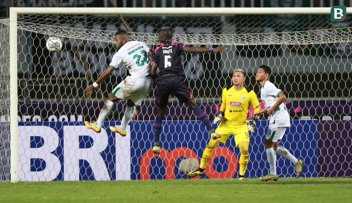 Pemain PSS Sleman, Marchko Meraudje (kiri) berduel udara dengan pemain RANS Nusantara FC, Makan Konate dalam laga pekan ke-2 BRI Liga 1 2022/2023 antara RANS Nusantara FC melawan PSS Sleman di Stadion Pakansari, Bogor, Jumat (29/7/2022) malam WIB. (Bola.com/M Iqbal Ichsan)