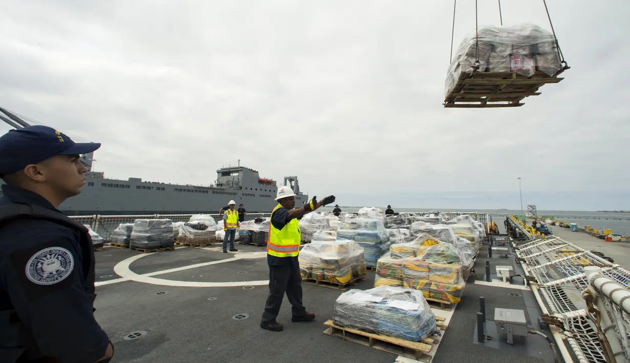 Anggota US Coast Guard saat menyaksikan pembongkaran 33 ton kokain senilai sekitar Rp 13 triliun lebih, di California, Senin (10/8/2015). Kokain tersebut disita dari kapal semi-sumbersible di timur Samudera Pasifik pada Kamis (6/8). (REUTERS/Mike Blake)