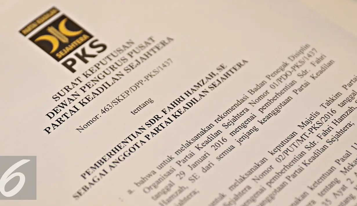 Surat Keputusan Pemberhentian Fahri Hamzah diperlihatkan saat jumpa pers DPP PKS di Jakarta, Senin (4/4). Keputusan pemberhentian Fahri diambil karena dianggap melanggar disiplin organisasi. (Liputan6.com/Immanuel Antonius)
