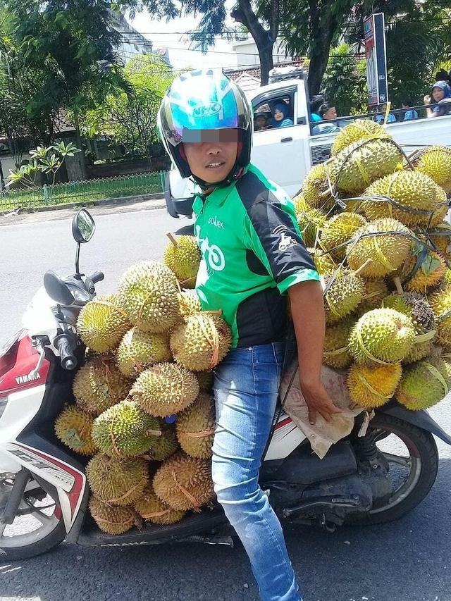 7 Potret Ojol Kirim Barang Berukuran Jumbo Ini Bikin Kasihan