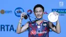 Tunggal putraJepang, Kento Mamoto mengangkat medali usai menumbangkan pebulu tangkis Denmark, Viktor Axelsendi Final Indonesia Open 2018 di Istora GBK, Jakarta, Minggu (7/7). Kento Mamoto menang 21-14, 21-9. (Liputan6.com/Helmi Fithriansyah)