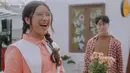 Penampilaan Tiara Andini saat syuting video klip terbarunya dengan busana vintage. Penyanyi muda asal Jember ini tampil chic dengan kacamata bening dan kemeja retro. (Liputan6.com/IG/@tiaraandini)