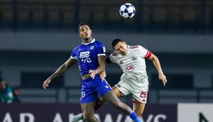 Striker Persib Bandung, Ramon Tanque berduel dengan bek Bangkok United, Suphan Thongsong dalamlaga keenam Grup G AFC Champions League 2 2025/2026 yang digelar di Stadion Gelora Bandung Lautan Api, Bandung, Rabu (10/12/2025). (Dok. Bangkok United)