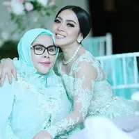 Syahrini bersama ibundanya, Wati Nurhayati (Instagram/@princessyahrini)