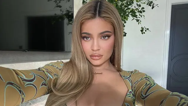 Selebritis Tampak Fresh dengan Rambut Blonde