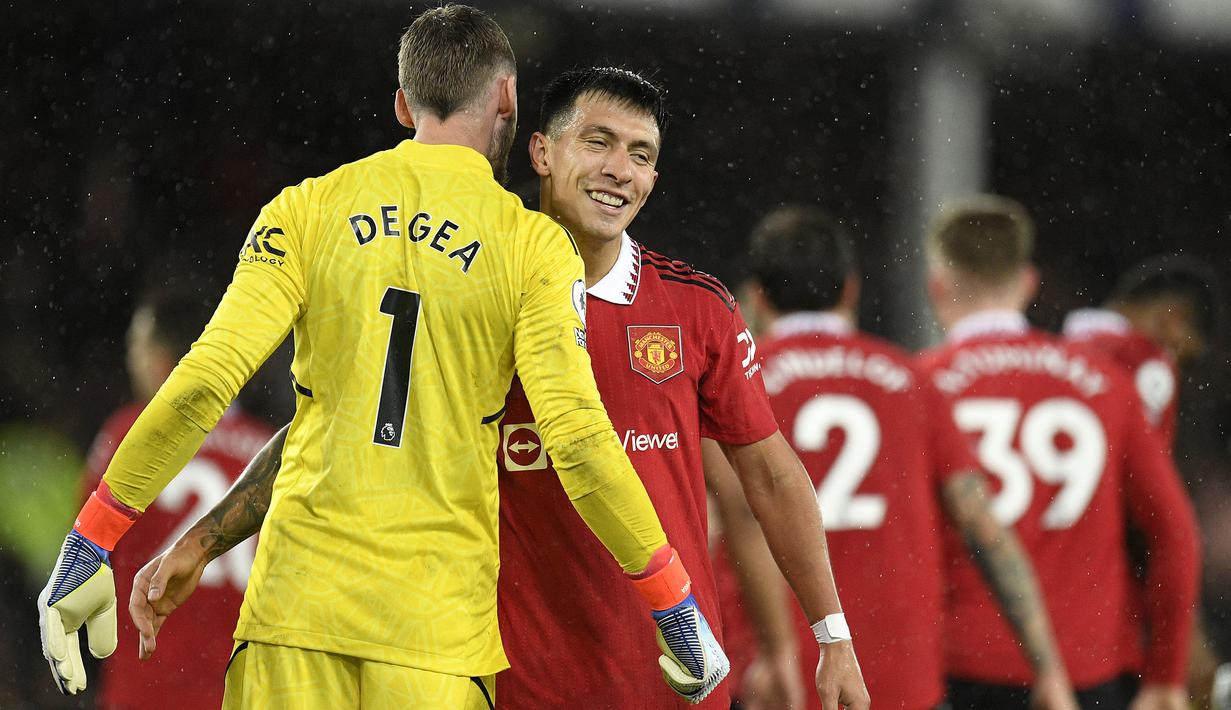 Pemain Manchester United, Lisandro Martinez melakukan selebrasi bersama David De Gea setelah berakhirnya laga Liga Inggris 2022/2023 menghadapi Everton di Goodison Park, Liverpool (9/10/2022). Bek tengah Argentina ini baru saja didatangkan Manchester United pada awal musim 2022/2023 dari Ajax Amsterdam dengan nilai transfer mencapai 57,37 juta euro atau setara Rp936 miliar. (AFP/Oli Scarff)