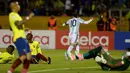 Pemain timnas Argentina, Lionel Messi berselebrasi usai mencetak gol ke gawang Ekuador pada Kualifikasi Piala Dunia 2018, di Stadion Atahualpa, Rabu (11/10). Hat-trick Messi membawa Argentina lolos ke Piala Dunia dengan skor 3-1. (AP/Fernando Vergara)