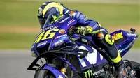 Valentino Rossi menggunakan fairing baru saat sesi latihan di sirkuit Buriram, Thailand, Jumat (5/10/2018). (Crash)