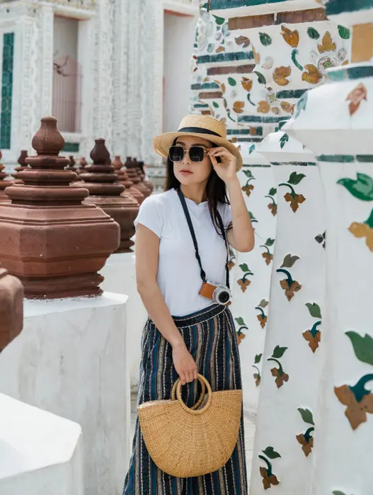 Kalau kamu awkward berpose dengan tangan kosong, maka kamu bisa coba berpose dengan membawa properti seperti tas, kacamata, dan lain-lain / copyright shutterstock