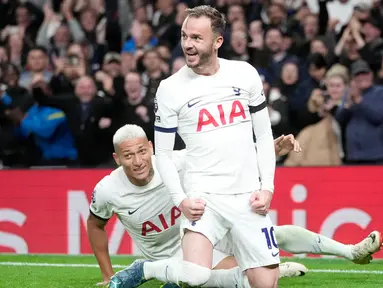 Pemain Tottenham Hotspur James Maddison (kanan) melakukan selebrasi usai mencetak gol ke gawang Fulham pada pertandingan sepak bola Liga Premier Inggris di Tottenham Hotspur Stadium, London, Inggris, Senin (23/10/2023). Tottenham Hotspur menang 2-0 atas Fulham. (AP Photo/Kin Cheung)