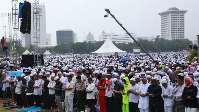 Jokowi Salat Jumat di Monas dan Ucapkan Terimakasih
