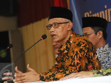 Ketua Umum PP Muhammadiyah, Haedar Nashir (kiri) memberi jawaban usai pembacaan pernyataan sikap organisasi terhadap Pilkada Serentak 15 Februari di Jakarta, Senin (13/2). Ada tujuh butir pernyataan sikap PP Muhammadiyah. (Liputan6.com/Helmi Fithriansyah)