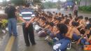 Citizen6, Bogor: Seorang Polisi sedang mengawasi para pelajar yang terlibat tawuran. 