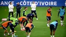 Para pemain Prancis melakukan pemanasan selama mengikuti sesi latihan di Stadion Velodrome di Marseille, Prancis selatan (24/3/2022). Prancis akan bertanding melawan Pantai Gading pada pertandingan persahabatan. (AFP/Franck Fife)