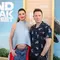 Anne Hathaway Pamer Baby Bump dengan Gaya Edgy, Padukan Atasan Biru dan Jeans