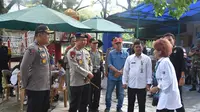 Kapolda Jabar Irjen Pol Agung Budi Maryoto, memantau TPS 05 Bojongkoneng, Kecamatan Babakan Madang, Kabupaten Bogor, Rabu (27/6/2018). (Liputan6.com/Achmad Sudarno)