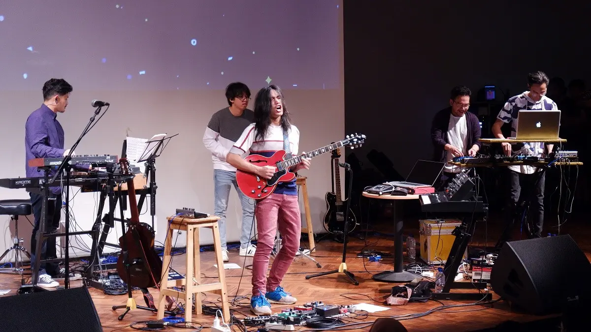 Gerlad Situmorang di konser Alur Bunyi (Nizar Zulmi/Bintang.com)