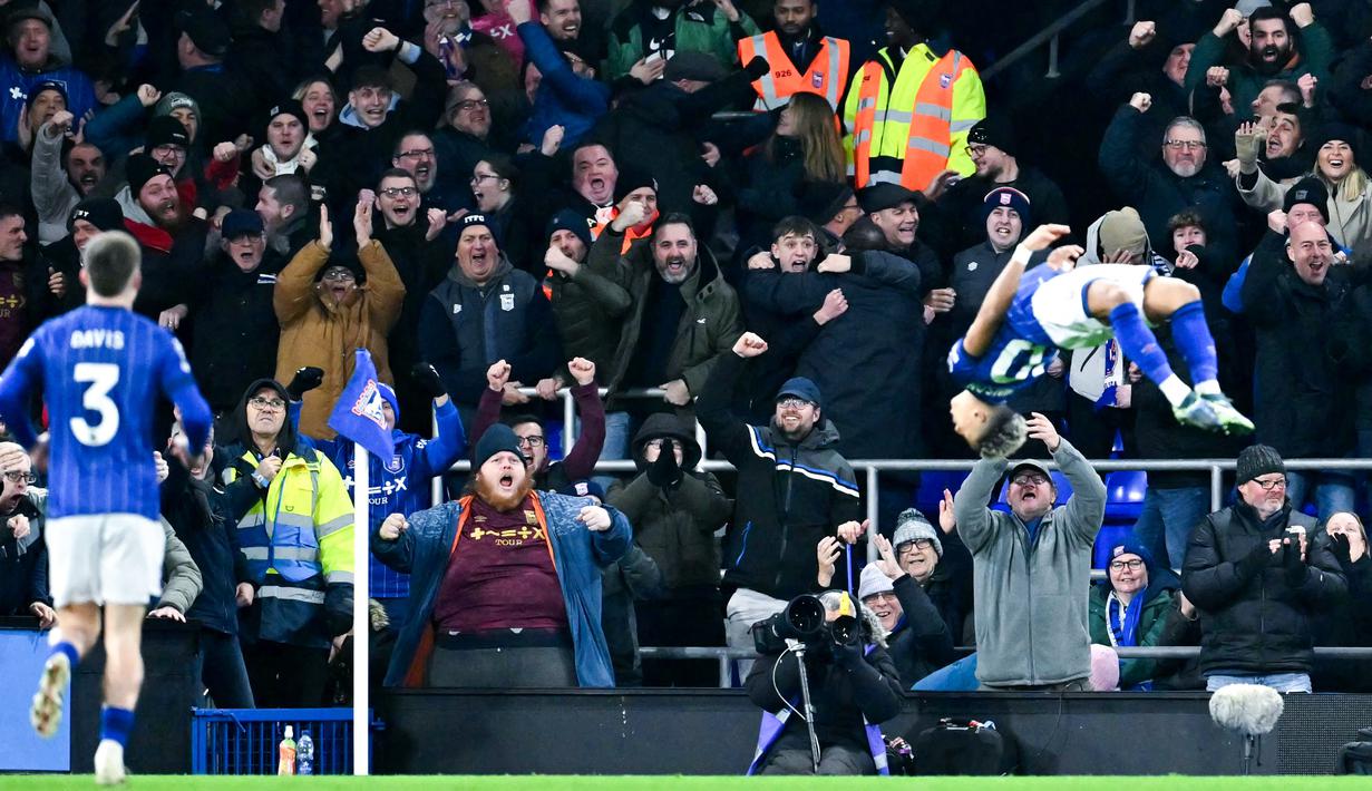 Chelsea dipaksa bertekuk lutut oleh Ipswich Town di laga pekan ke-19 Premier League 2024/2025 di Portman Road, Selasa (31/12/2024) dini hari WIB. Pertandingan ini berlangsung dengan seru. Ipswich Town bisa memberikan perlawanan yang hebat melawan The Blues. (AFP/Glyn Kirk)