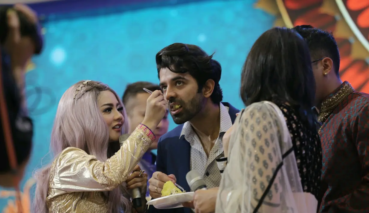 Acara tersebut dipandu host Okky Lukman dan Gilang Dirga. Dihadiri oleh beberapa artis Tanah Air sebagai pengisi acara. Dari pantauan dilapangan, tidak sedikit fans mengenakan t-shirt bergambar dua idolanya tersebut. (Galih W. Satria/Bintang.com)