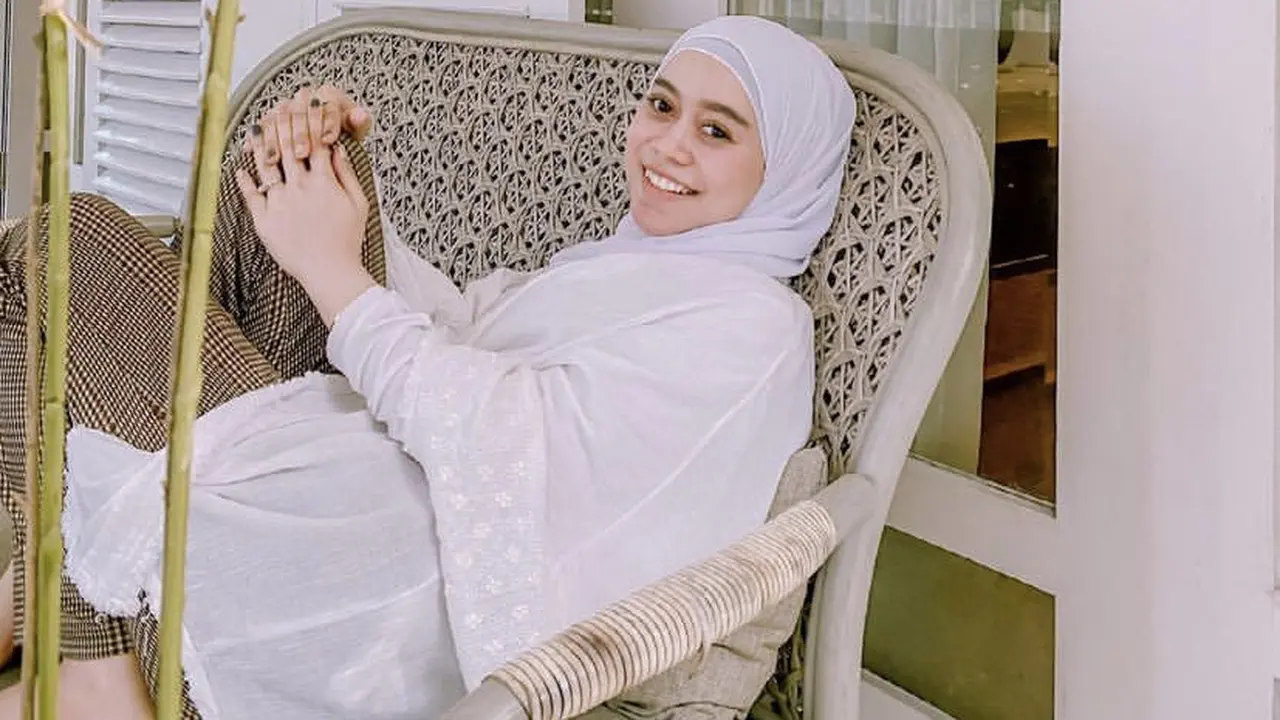 Gaya Hijab Simple saat Idul Adha di Rumah dari para publik figure