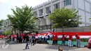 Suasana lomba menjahit bendera merah putih sepanjang 500 meter di Kelurahan Pekojan, Jakarta, Minggu (16/8/2015). Lomba ini digelar dalam rangka memeringati hari Kemerdekaan RI dan mengenang jasa istri Presiden pertama RI. (Liputan6.com/Panji Diksana)