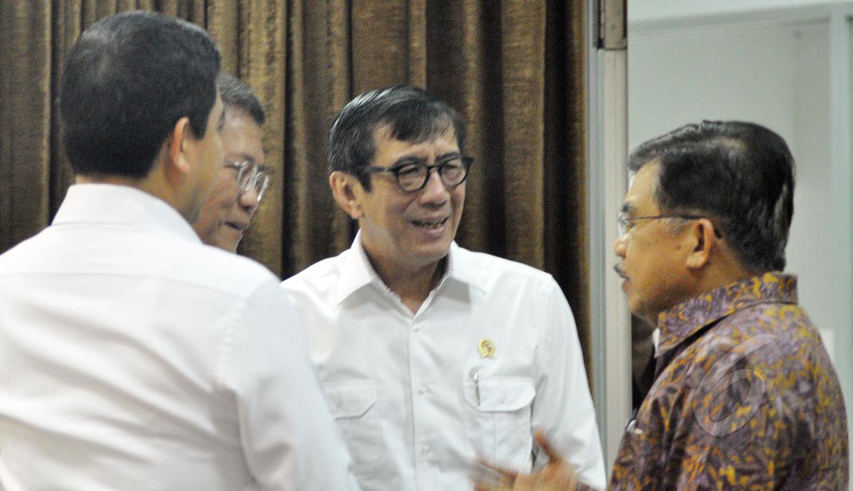Wakil Presiden Jusuf Kalla (kanan) berdialog dengan sejumlah Menteri saat menghadiri rapat terbatas di Kantor Presiden, Komplek Istana Kepresidenan, Jakarta, Rabu (18/3/2015).(Liputan6.com/Faizal Fanani)