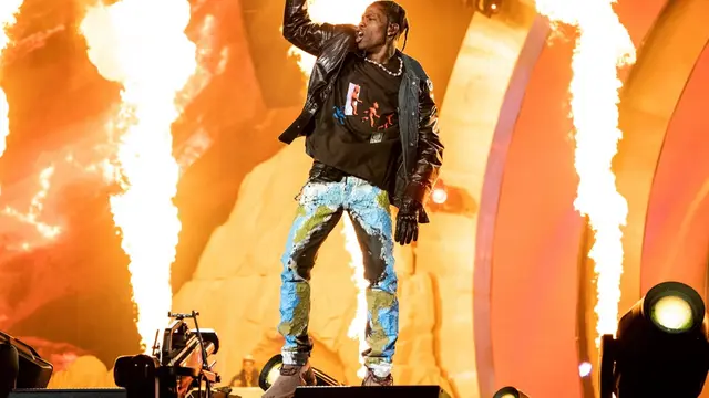 Rapper Travis Scott saat tampil di acara Festival Astroworld saat terjadi tragedi berdesakan mematikan, 5 November 1993. (AP)